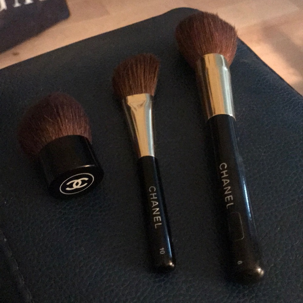SOLD ON another platform !!Lot of CHANEL brushes